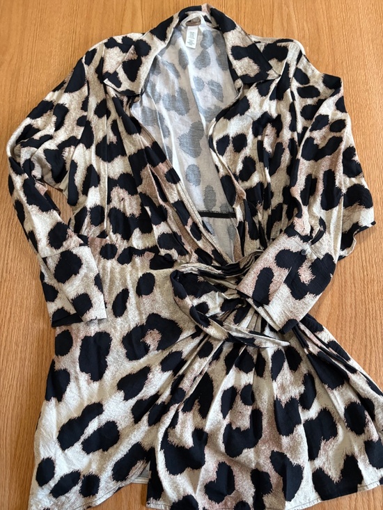 H&M Dresses & Skirts - H&M Leopard Print Tie Front Top XXL Plus Size Flowy Blouse Animal Print